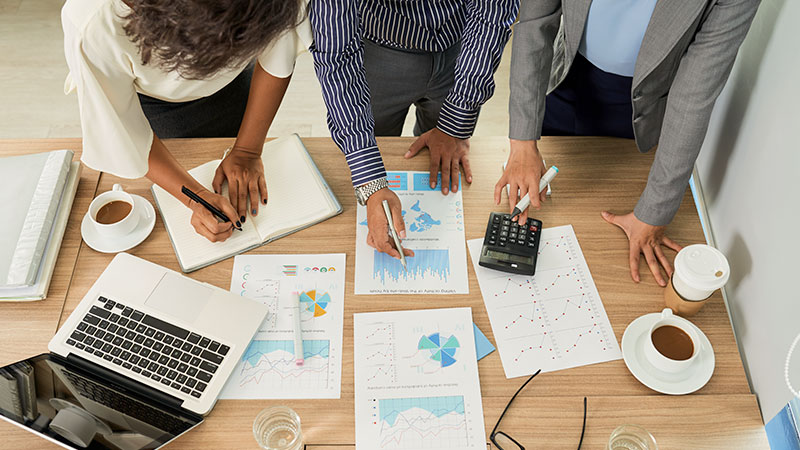 Las estrategias financieras para un mercado competitivo es la planificación de acciones que una empresa o persona organiza para administrar el dinero de manera eficiente