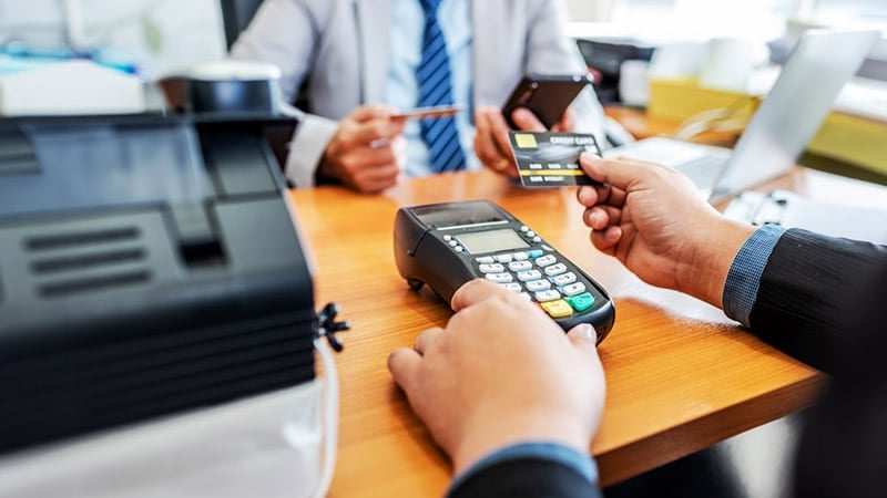 Con el factoring convierte las facturas por cobrar en liquidez para tu empresa, evitando los riesgos de endeudamiento